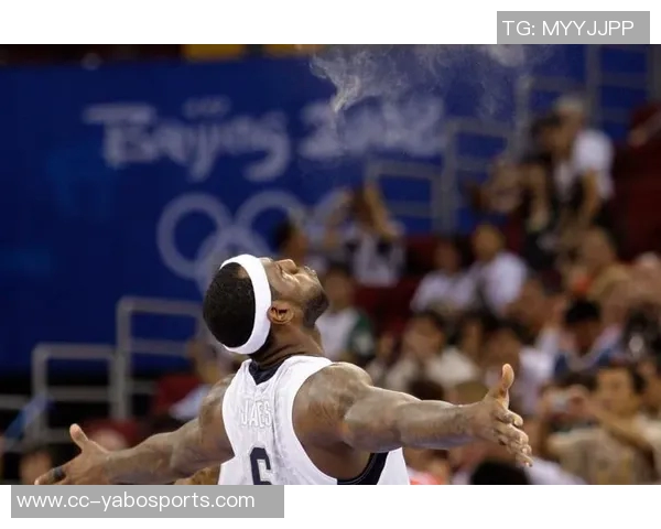 NBA西决场边惊现詹姆斯球迷差点与偶像亲密接触的激动时刻 NBA西决场边惊现詹姆斯球迷差点与偶像亲密接触的激动时刻