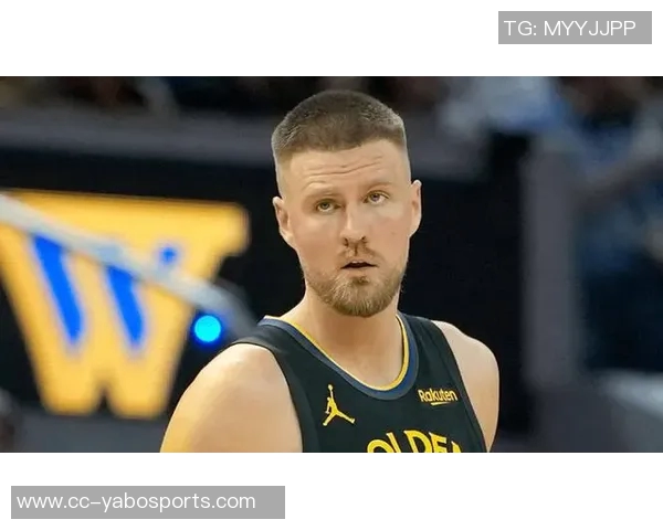 波尔津吉斯赛后与豪泽塔图姆怀特亲切交流回忆夺冠时光